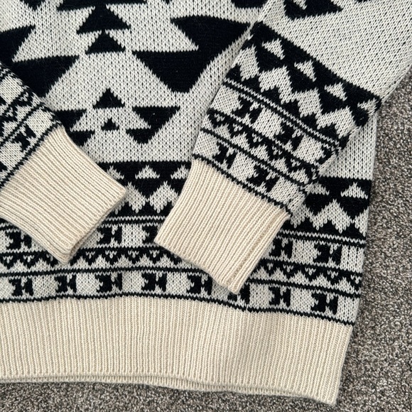 Aztec Design Sweater - Picture 2 of 4